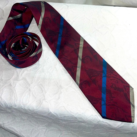 💠rare find- Vintage Fendi Tie (shadow print of woman looking over her shoulder) - Picture 8 of 9